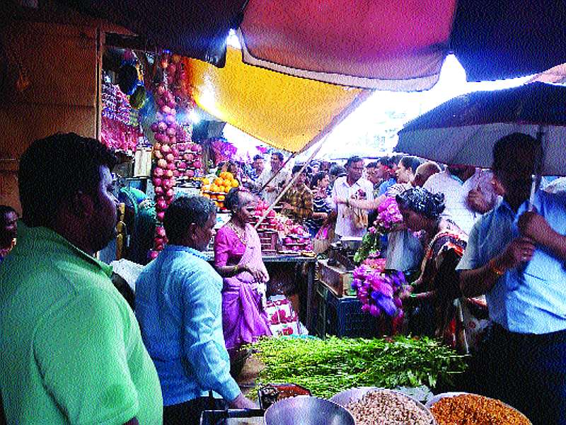 Consumers flock to shopping in district markets | जिल्ह्यातील बाजारपेठांमध्ये खरेदीसाठी ग्राहकांची झुंबड