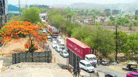 Khopoli-Pen-Pali road, transporters on the fast track route | खोपोली-पेण-पाली रस्ता, द्रुतगती मार्गावर वाहतूककोंडी