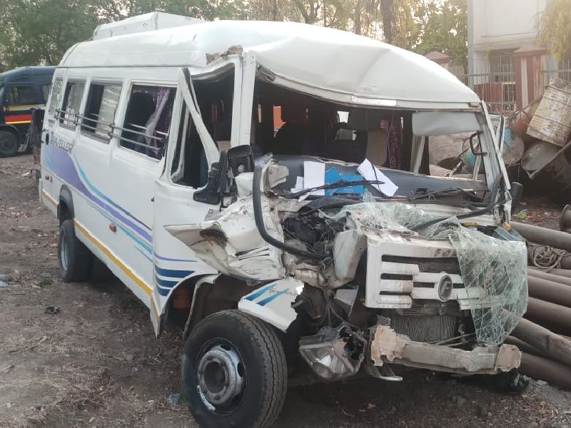 25 passengers injured in Accicdent | भरधाव ट्रकची खासगी बसला धडक, अमरावतीचे २५ भाविक जखमी