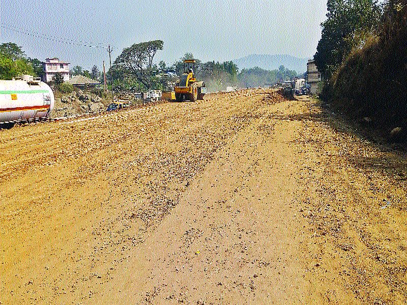 Harassing passenger on the highway; Work of widening of Mumbai-Goa highway and Pen-Khopoli highway | महामार्गावर धुळीने प्रवासी हैराण; मुंबई-गोवा महामार्ग व पेण-खोपोली महामार्गाचे रुंदीकरणाचे काम