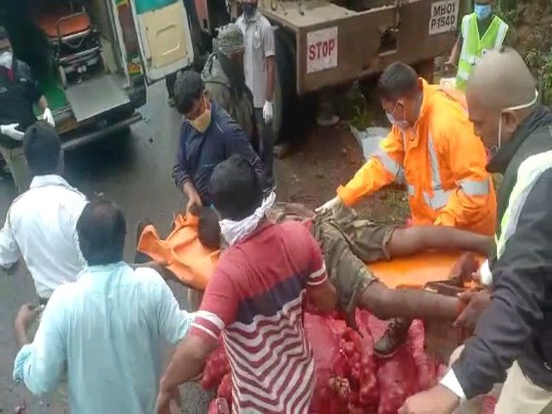 Catastrophic accident in Kasara Ghat; 3 injured | कसारा घाटात भीषण आपघात; 3 जण जखमी