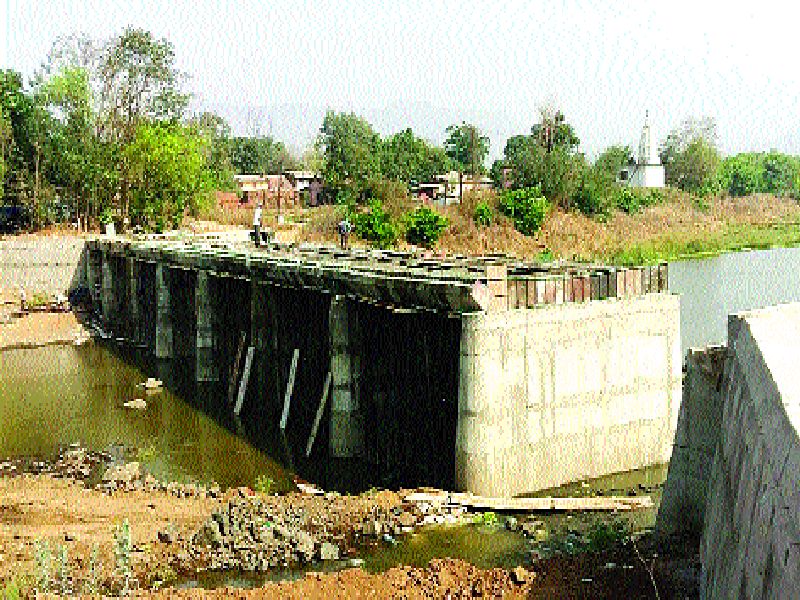  Vave Bendsey bridge in Karjat Vijay conquered the progress | कर्जतमधील वावे बेंडसे पूल प्रगतिपथावर विजय मांडे