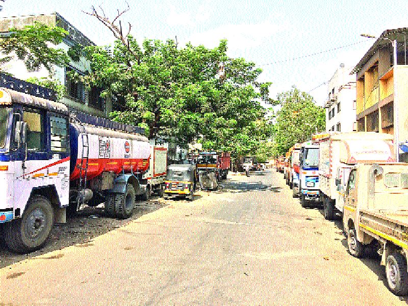  Check illegal parking in Turbhe village | तुर्भे गावाला अवैध पार्किंगचा विळखा