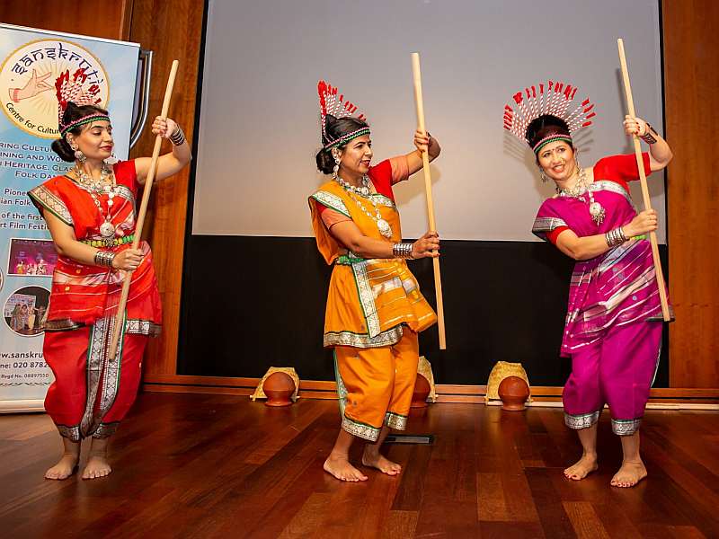 In London, the folk dance of tribal people became a jagar of Maharashtra's folk dance adivasi | लंडनमध्ये महाराष्ट्राच्या लोकनृत्याचा जागर, आदिवासींचे 'पवारा नृत्य' गाजले