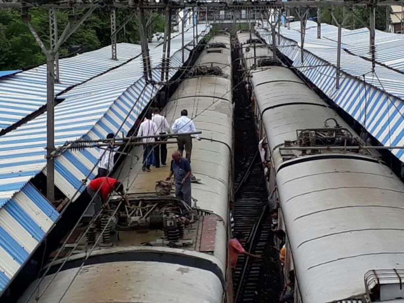 Six passengers were injured in the derailment of the train between Ambernath and Badlapur | मध्य रेल्वे : अंबरनाथ-बदलापूरदरम्यान लोकलचा पेंटाग्राफ तुटून सहा प्रवासी जखमी