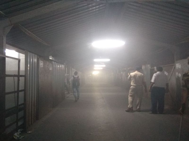 In the Dadar station locals fire, platform number one did not | दादर स्थानकात ठाणे लोकलला आग, प्रवाशांमध्ये घबराट