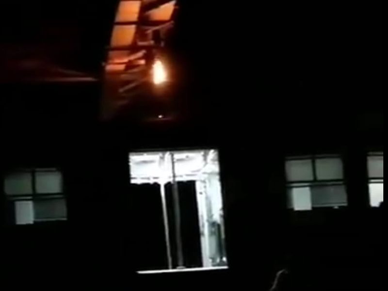 Pentagraph blast at Khar road station, traffic disrupted by Western Railway | Video : पश्चिम रेल्वेची वाहतूक विस्कळीत, खार रोड स्थानकावर पेंटाग्राफचा स्फोट