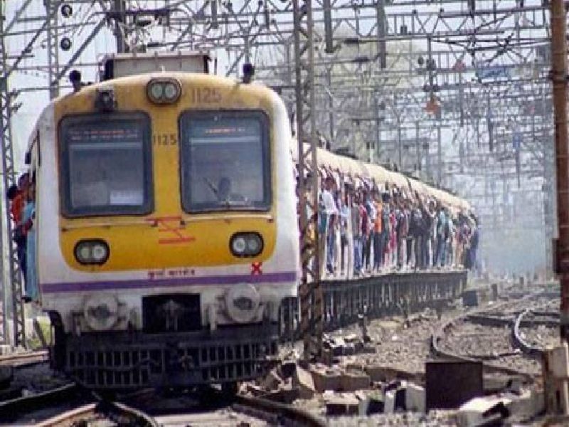 Central rail disrupted between kalyan and dombivali local running towards csmt delayed by half an hour | मध्य रेल्वेची वाहतूक विस्कळीत; सीएसएमटीकडे येणाऱ्या गाड्या अर्धा तास उशिरानं