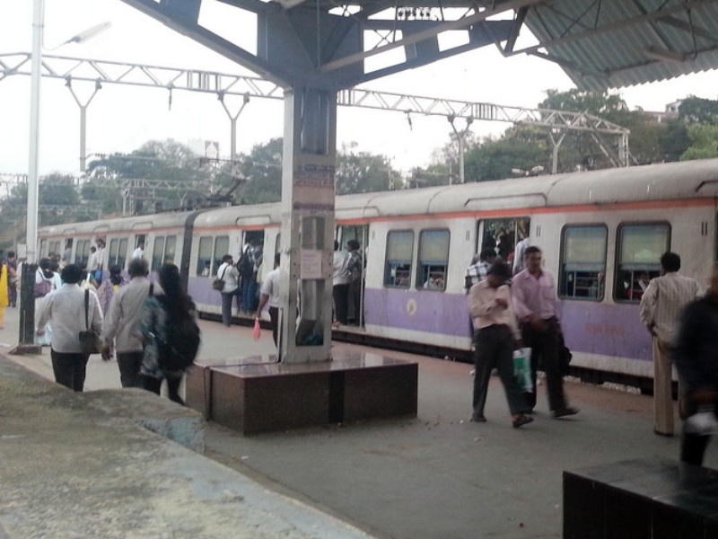 'Pune-Talegaon' should be resumed: demand for passenger | ‘पुणे-तळेगाव’ पुन्हा सुरू करावी : प्रवाशांची मागणी; लोकल बंदच्या निर्णयावर संताप