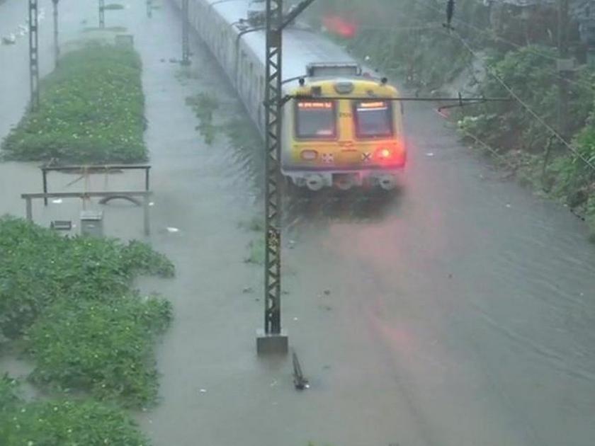 mumbai rain update trains delayed heavy overnight rain mumbai thane floods tracks | Mumbai Train Update : मुसळधार पावसाचा मध्य रेल्वेला फटका, वाहतूक उशिराने