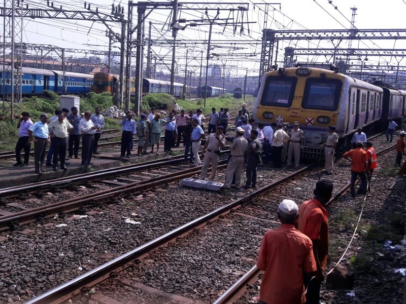 Activists of Central Railway Workers Association tried to stop the train | सेंट्रल रेल्वे मजदूर संघाच्या कार्यकर्त्यांनी केला रेल रोकोचा प्रयत्न