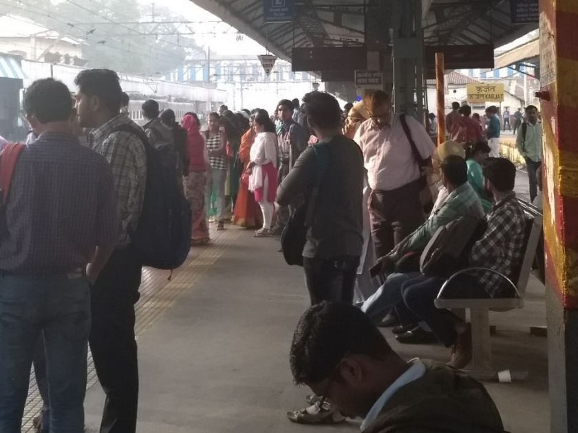 Indrayani Express stopped at Vangani station due to breakflight, Karjat down line from Badlapur was closed | इंद्रायणी एक्स्प्रेसखाली म्हैस सापडल्याने इंजिनमध्ये बिघाड, बदलापूर ते कर्जत डाऊन लाईन बंद
