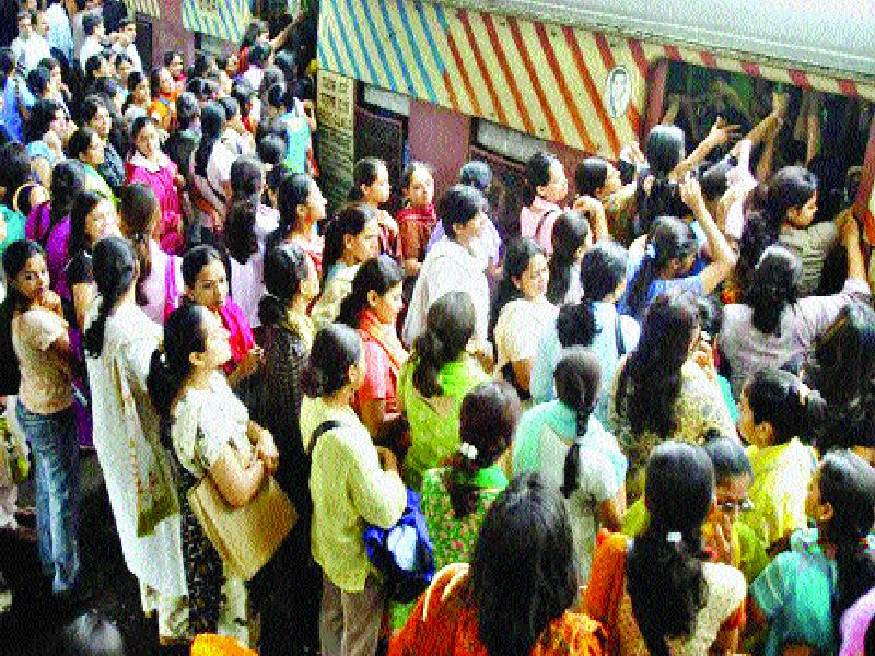 Court advises to railway is Shameful! | कोर्टाने रेल्वेला उपाय सुचविणे लज्जास्पद! महिला प्रवासी संघटनेच्या प्रतिनिधींनी व्यक्त केले मत