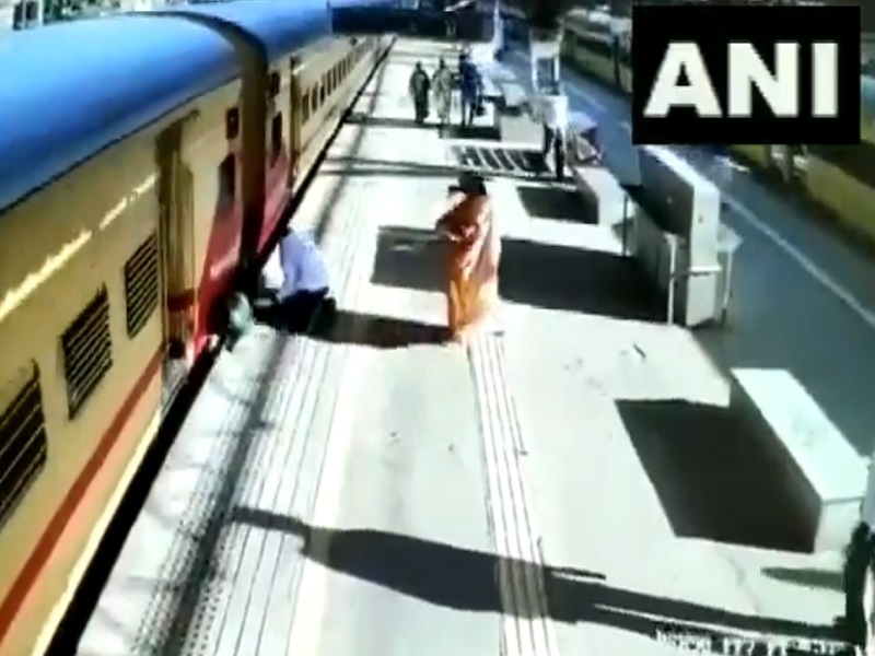 VIDEO: A woman got stuck under a train while boarding a speeding train in mumbai vasai station | VIDEO: धावत्या ट्रेनमध्ये चढण्याच्या प्रयत्नात प्लॅटफॉर्ममध्ये अडकली महिला, असा वाचला जीव...