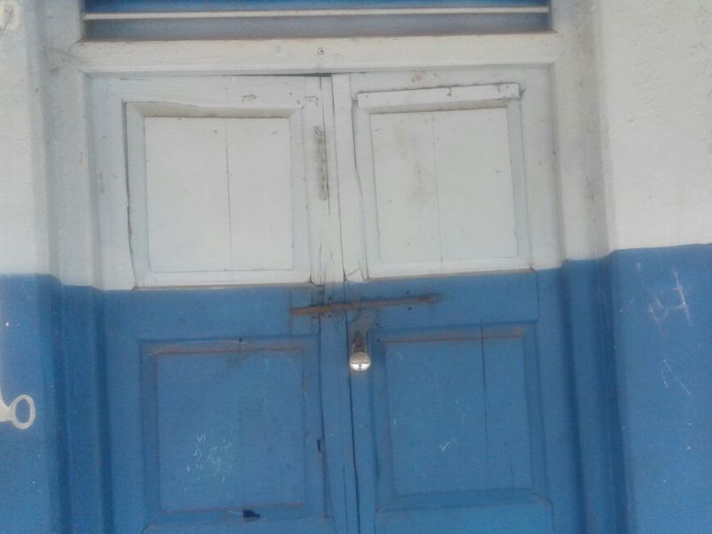 Locked to the school, the parents locked up the girl child in the Kalmsare case | कळमसरे येथील बालिका अत्याचार प्रकरणी पालकांनी ठोकले शाळेला कुलूप, शिक्षक निलंबित