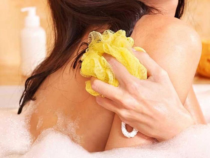 Don't use loofah during bath know the reason | अंग घासायला आंघोळीवेळी 'याचा' वापर करता का? मग हे वाचाच....