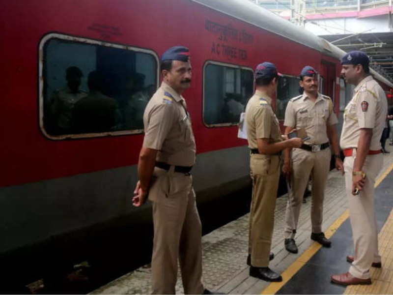 137 orphaned boys and girls were handed over to their parents Performance of Railway Police | ताटातूट झालेल्या १३७ मुला-मुलींना केले पालकांच्या स्वाधीन; लोहमार्ग पोलिसांची कामगिरी