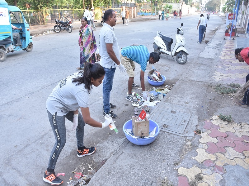 Lokmat's Maha Abhiyan: Cleanliness in the Mahalaxmi Garden area | लोकमतचे महाअभियान : महालक्ष्मी उद्यान परिसरात केली स्वच्छता