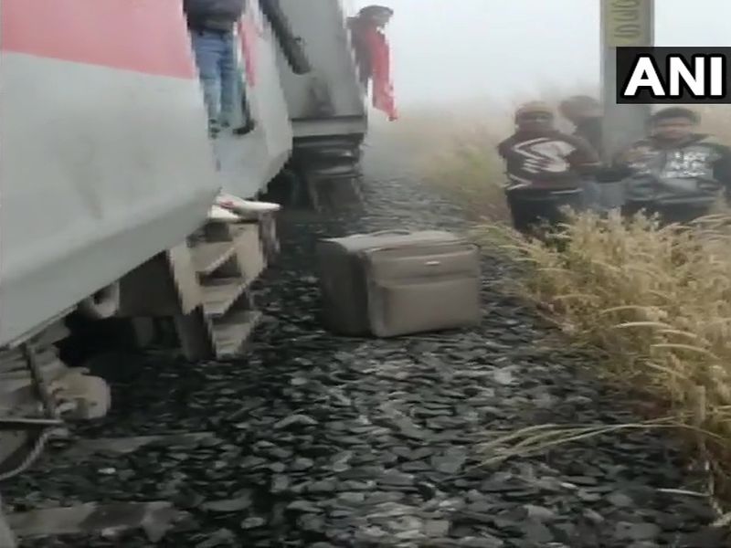 8 coaches of Mumbai-Bhubaneswar Lokmania Tilak Express derail near Cuttack, 40 injured | लोकमान्य टिळक एक्स्प्रेस रुळावरुन घसरली, 40 प्रवासी जखमी