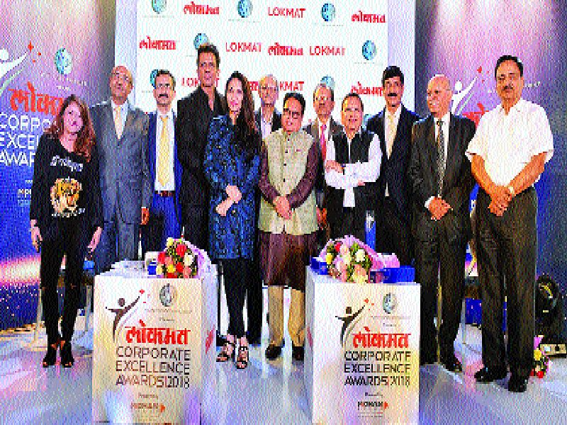  Lokmat 'Corporate Excellence' award distribution: Marathi 'Entrepreneurship' | लोकमत ‘कॉर्पोरेट एक्सलन्स’ पुरस्कारांचे वितरण : मराठी मातीतील उद्यमशीलतेला ‘सलाम’  