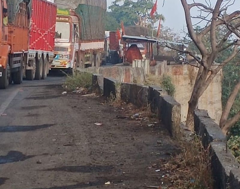 Traffic congestion in Kannada Ghat | कन्नड घाटात वाहतुकीचा खोळंबा