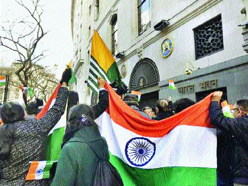  Rada of anti-India and opponent outside London's High Commission | लंडनमधील उच्चायुक्तालयाबाहेर भारतसमर्थक व विरोधक यांचा राडा