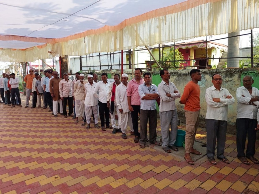 Maharashtra Lok Sabha Election 2024: Voting started with excitement in Chandrapur district, delay in voting due to EVM problems in some places | चंद्रपूर जिल्ह्यात उत्साहात मतदानाला सुरुवात, काही ठिकाणी EVMमध्ये अडचणी आल्याने मतदानाला उशीर