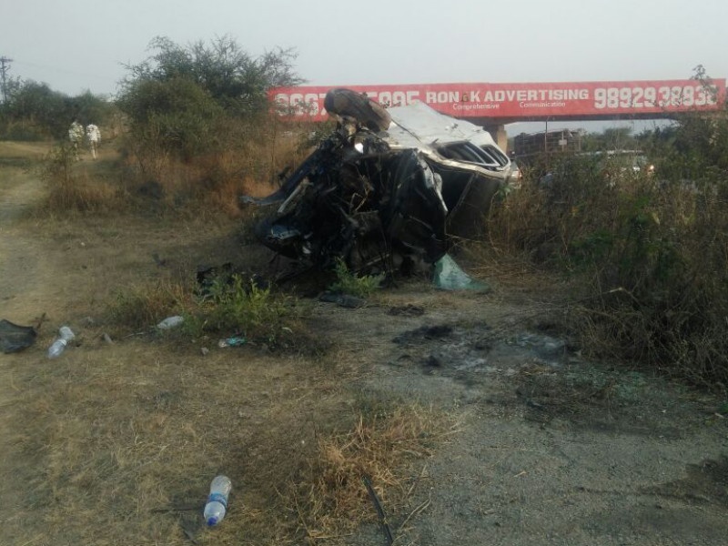 Accident on Mumbai-Pune expressway; One seriously injured | चालकाचे नियंत्रण सुटल्याने मुंबई-पुणे द्रुतगती महामार्गावर अपघात; एक गंभीर जखमी