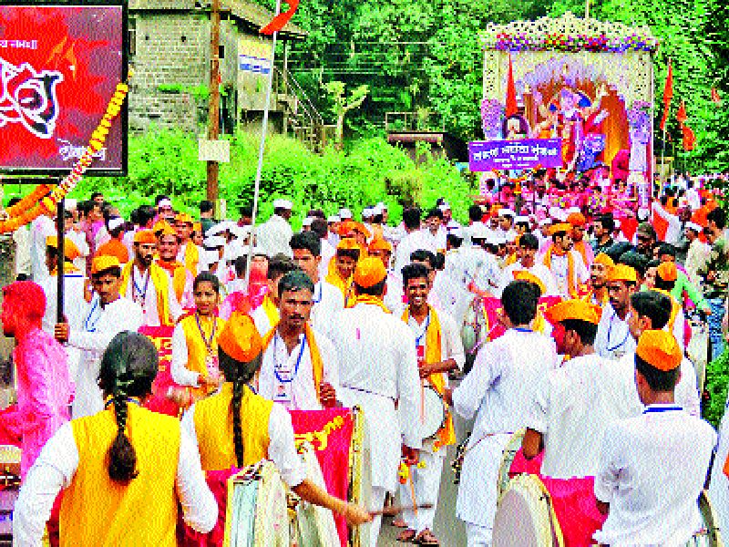  Eight hours of procession in Lonavla, women's queue for darshan | लोणावळ्यात आठ तास मिरवणूक, दर्शनासाठी महिलांची वेगळी रांग, मंडळांनी दिले डीजेमुक्तला प्राधान्य