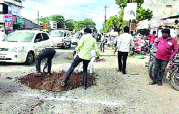  Rangoli road ditch free | लोणंदमध्ये गांधीगिरी : रांगोळी काढलेला रस्ता खड्डेमुक्त