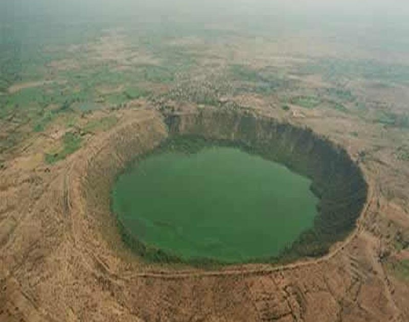 The development of Lonar crater will get momentum | लोणार सरोवराच्या विकासाला मिळणार गती
