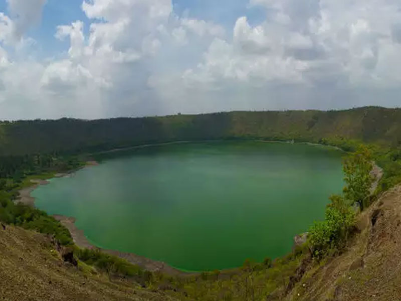 The soil layer was found prior to the formation of the Lonar lake | लोणार सरोवर निर्मितीपूर्वीचा मातीचा थर आढळला