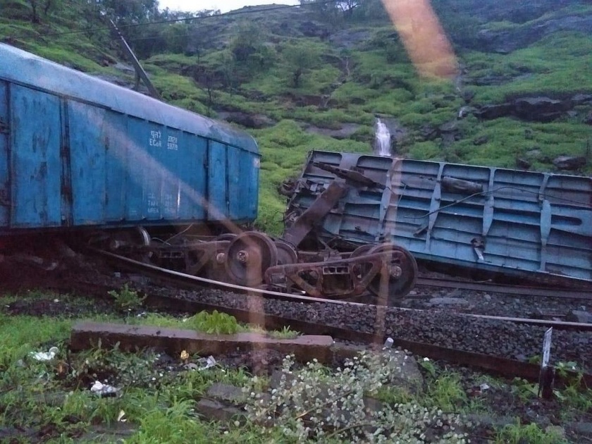 Central Railway derailment of goods train between Jambrung and Thakurwadi on ghat section between Karjat and Lonavala | मुंबई-पुणे मार्गावर मालगाडी घसरल्याने वाहतूक विस्कळीत, अनेक गाड्या रद्द