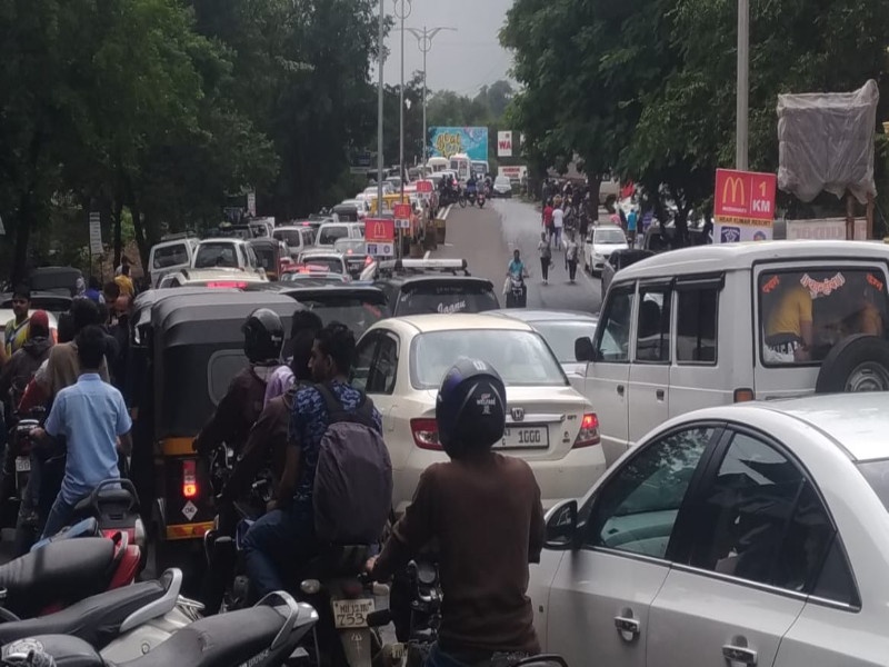 Action on 400 tourists vehicles violating traffic rules; Recovering two lakh penalties | वाहतुक नियमांचा भंग करणार्‍या तब्बल 400 पर्यटक वाहनांवर कारवाई; दोन लाख दंड वसूल 