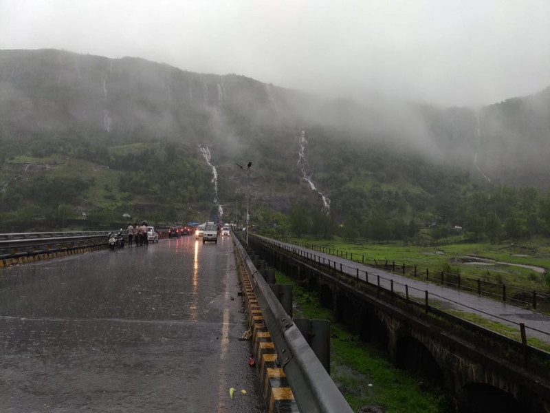 Monsoon rains fall down in Lonavala | लोणावळ्यात मॉन्सूनची जोरदार हजेरी