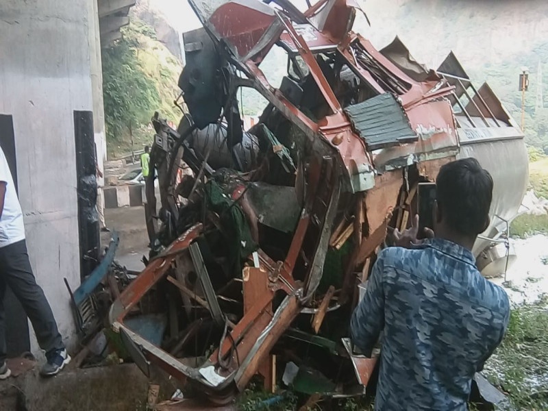 Eight vehicles have a strange accident in Khandala Ghat; two hours traffic disrupted | खंडाळा घाटात आठ वाहनांचा विचित्र अपघात; अडीच तास वाहतुक विस्कळीत 