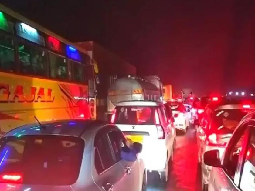 Traffic congestion on Expressway due to consecutive holidays; Queues of vehicles at Khalapur Toll Gate, Khandala Ghat | सलग सुट्यांमुळे ‘एक्स्प्रेस वे’वर वाहतूक कोंडी; खालापूर टोल नाका, खंडाळा घाटात वाहनांच्या रांगा