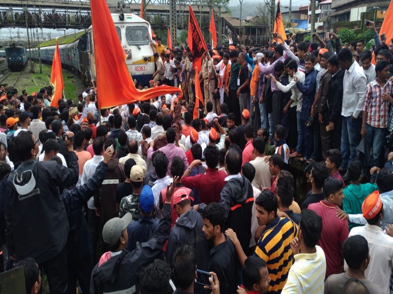 Maratha movement activists stopped the train in Lonavla | लोणावळ्यात मराठा आंदोलनकर्त्यांनी रेल्वे रोखली