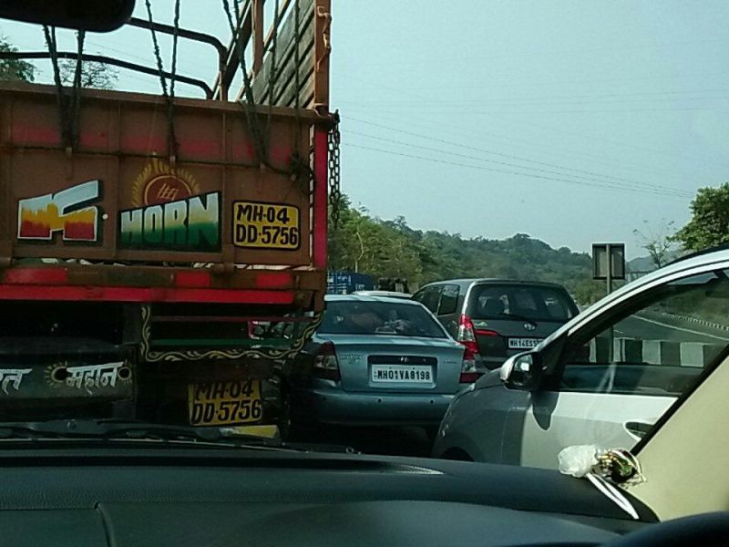 traffic jam on mumbai-pune express way | लांबचलचक सुटीमुळे वाहनांच्या लांबच-लांब रांगा, मुंबई-पुणे, मुंबई- गोवा एक्सप्रेस वेवर 'ट्रॅफिक जॅम'