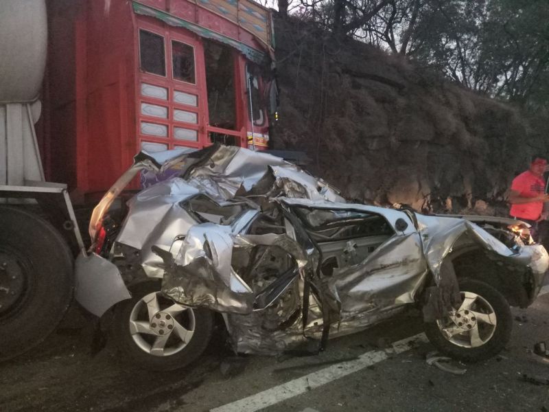 Car and Truck accident on Mumbai-Pune Expressway, One person injured | मुंबई-पुणे एक्सप्रेस वेवर कार व ट्रकचा अपघात, 1 जण गंभीर जखमी