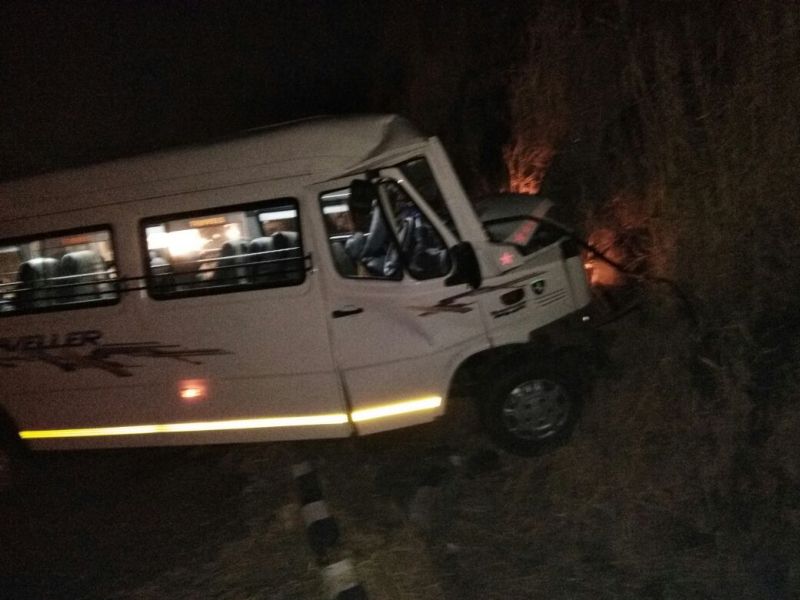 Accident on the Mumbai-Pune expressway, 16 passengers injured | देवदर्शनासाठी निघालेल्या भाविकांच्या मिनी बसचा मुंबई-पुणे द्रुतगती महामार्गावर अपघात,  16 प्रवासी जखमी 