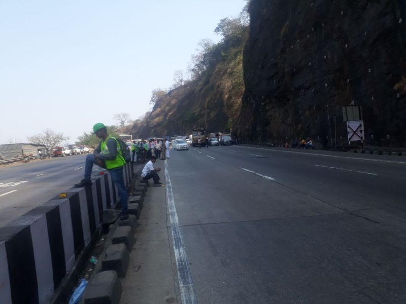Five times the block will be held today on Mumbai-Pune Expressway | मुंबई-पुणे द्रुतगती मार्गावर दरडी पाडण्यासाठी आज घेण्यात येणार पाच वेळा ब्लाॅक 