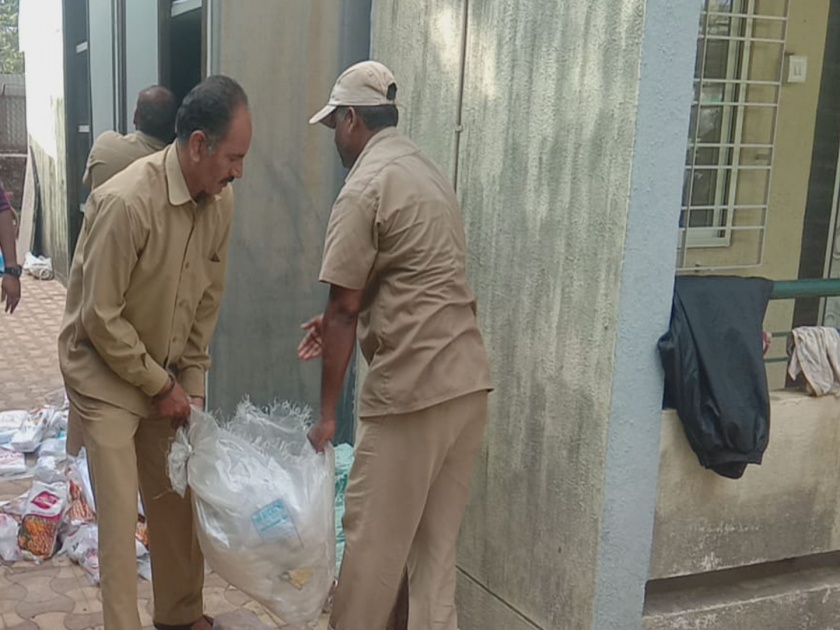 350 kg of plastic bags seized in Lonavla: 200 shops inspection | लोणावळ्यात ३५० किलो प्लास्टिक पिशव्या जप्त :२०० दुकानांची तपासणी