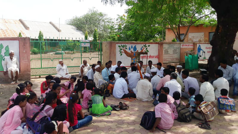 On the first day of the school, the villagers resorted to the school lolloop, the type of Solapur district | शाळेच्या पहिल्या दिवशीच ग्रामस्थांनी शाळेला लावले कुलूप, सोलापूर जिल्ह्यातील प्रकार