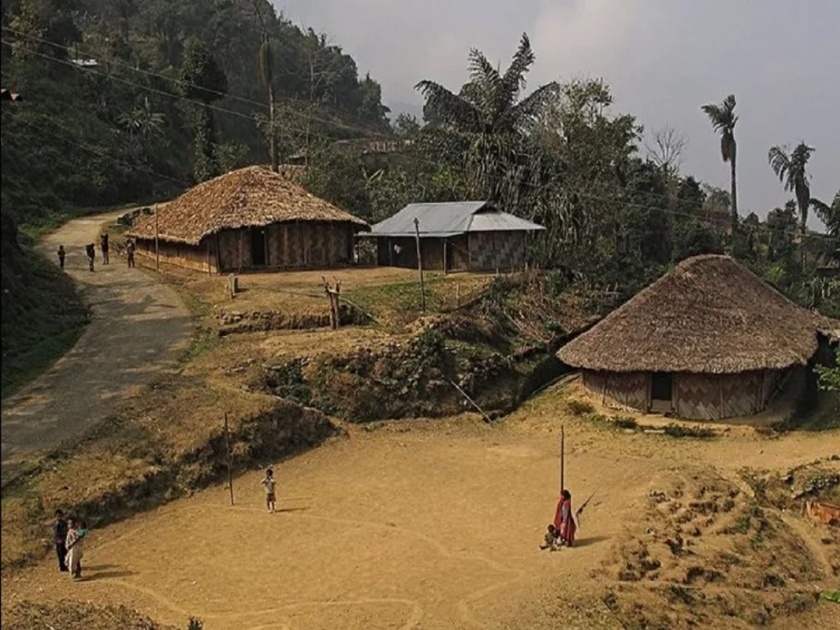 Unique village in India Longwa village where people crosses borders without visa | 'या' अनोख्या गावाचा प्रमुख जेवतो एका देशात आणि झोपतो दुसऱ्या देशात!