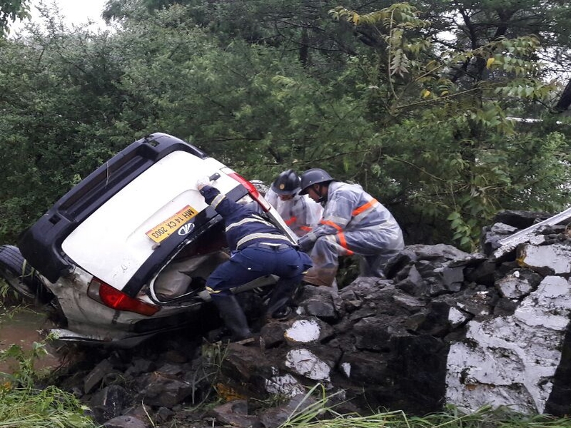 Mumbai-Pune Expressway Accident; One dies and seven others injured | मुंबई-पुणे एक्स्प्रेस वेवर अपघात; एकाचा मृत्यू तर सात जण जखमी