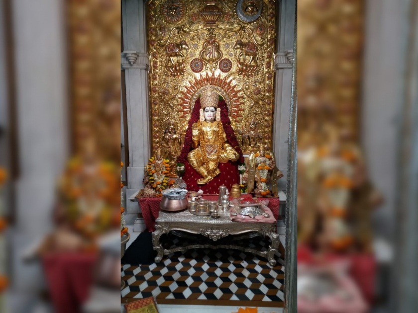 A gold sari weighing 16 kg to Shri Mahalakshmi Devi in front of Sarasbage | सारसबागेसमोरील श्री महालक्ष्मी देवीला १६ किलो वजनाची सोन्याची साडी