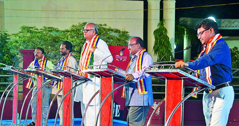 The Ambedkar community should not be interspersed with the Congress-BJP | आंबेडकरी समाजाने काँग्रेस-भाजपमागे फरफटत जाऊ नये