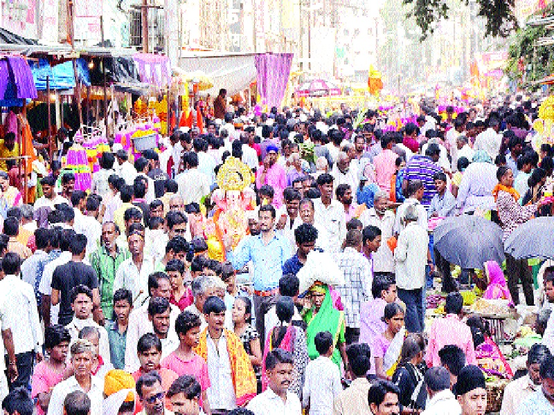 Arrival of Ganesha celebrations in Nanded | नांदेडमध्ये गणेशाचे जल्लोषात आगमन