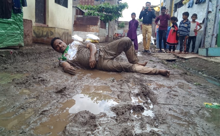 Lotangana agitation on a muddy road! | चिखलाने माखलेल्या रस्त्यावर लोटांगण आंदोलन!